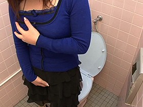 会社のトイレオナニー事情 盗撮　サンプル画像02